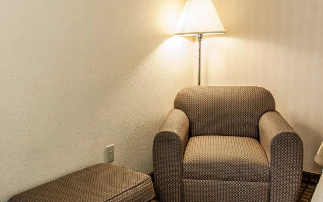 Quality Inn & Suites Shelbyville I-74