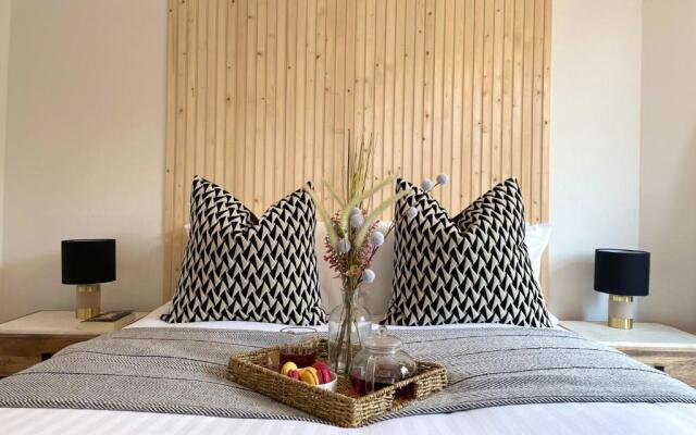 Stylish & Chic Central Apartment with Hot Tub