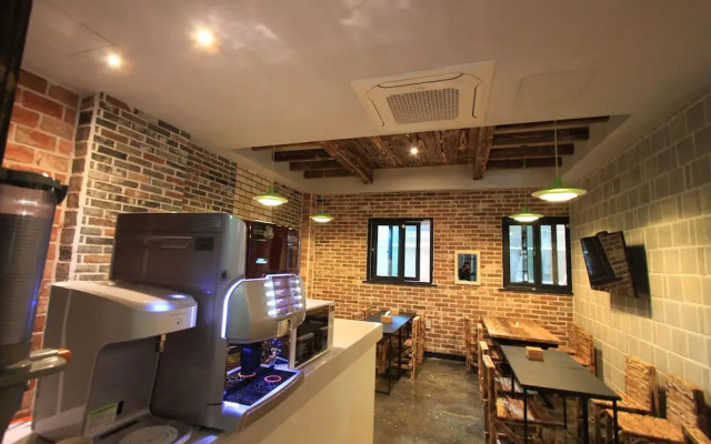 Changwon Palyongdong Praha Hotel