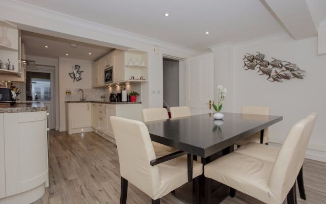 Stunning & Modern 3Bed House in Victoria