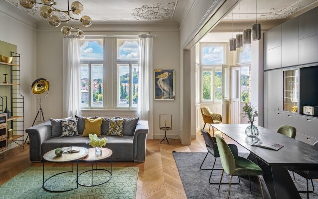 MN6 Luxury Suites by Adrez Living