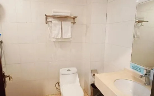 AT YOUNG HOTEL (Beijing Shahe Subway Station Beihang University)