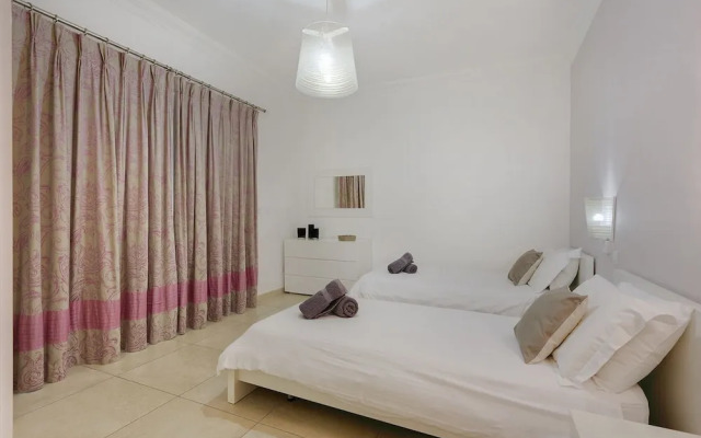 Luxury Apt With Side Seaviews and Pool, Best Location