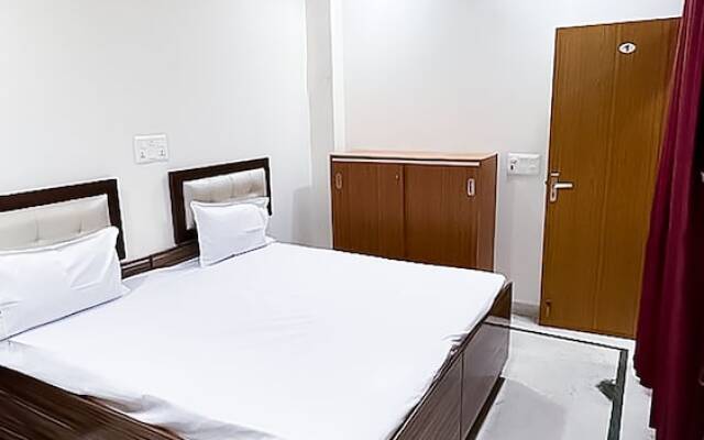 Roomshala 138 Hotel Tourist palace