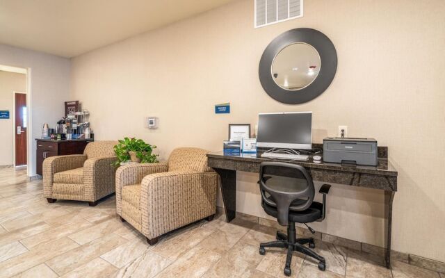 Cobblestone Hotel & Suites - Newport
