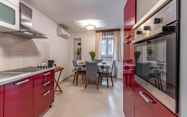 Beautiful Apartment in Liznjan With Wifi and 1 Bedrooms