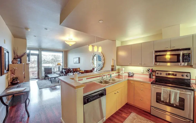 Resort Getaway on Lake Chelan: Pool + Beach Access