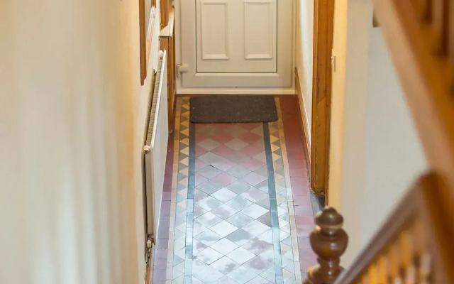 Spacious Victorian 4 bed house near Heath Hospital