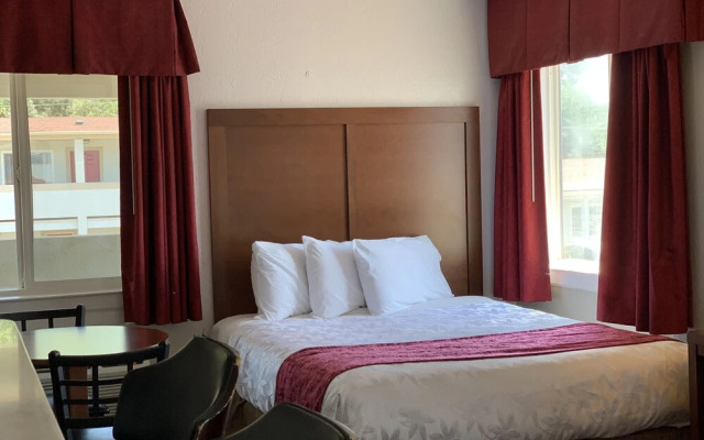 Red Carpet Inn Medford