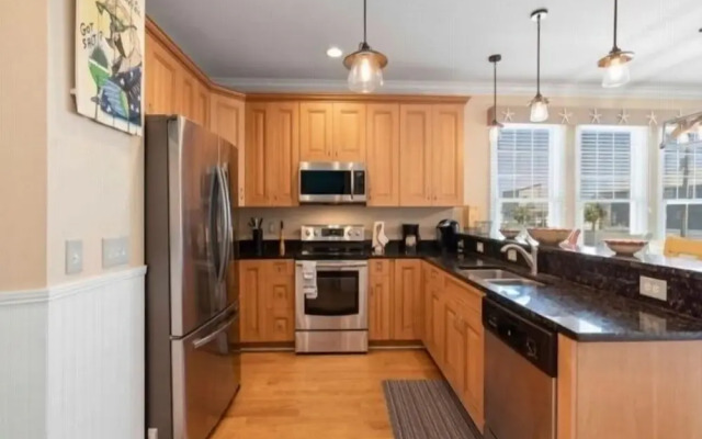 After Dune Delight - Relax And Unwind In This Fun And Spacious 3 Story Home. Light, Bright, And Close To Everything! 4 Bedroom Townhouse by RedAwning