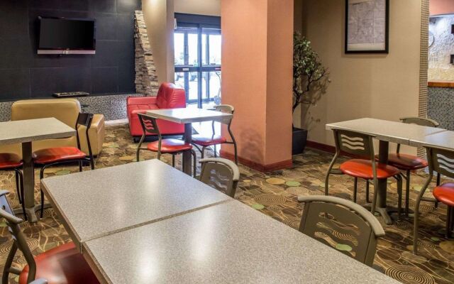 Hometowne Studios & Suites By Red Roof Washington