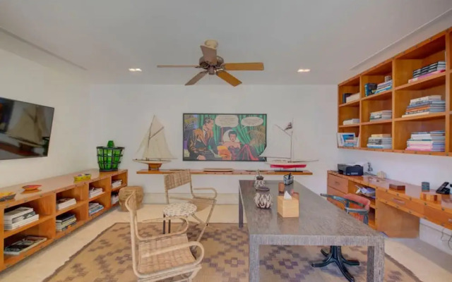 6 BR Beachfront Lush Oasis