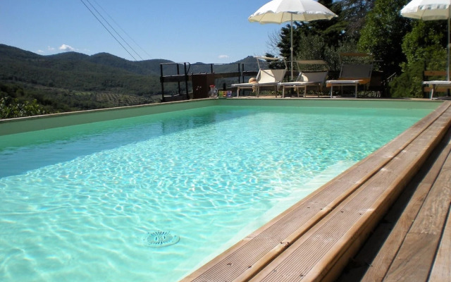 Farmhouse in Cortona With Pool