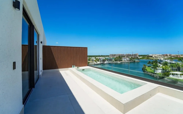 Marina Garden Penthouse 3 Bedroom Apartment