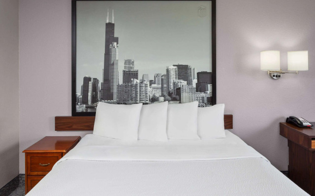 Super 8 by Wyndham Romeoville Bolingbrook