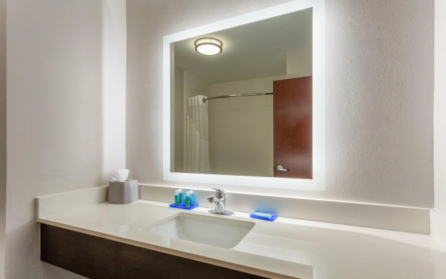 Holiday Inn Express Hotel & Suites Charlotte Arrowood by IHG