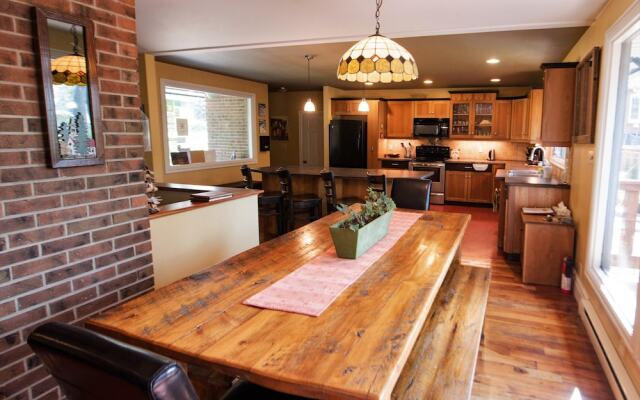 Auberge Kicking Horse Guest House