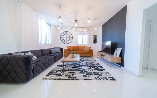 YalaRent Sunny 3BR APT - Families only