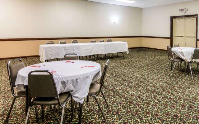 Econo Lodge Inn & Suites Conference Center