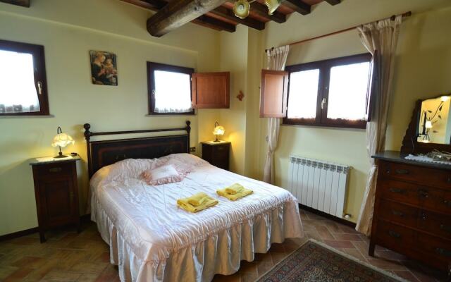 Delightful Holiday Home With Garden, Pool, Heating, Parking