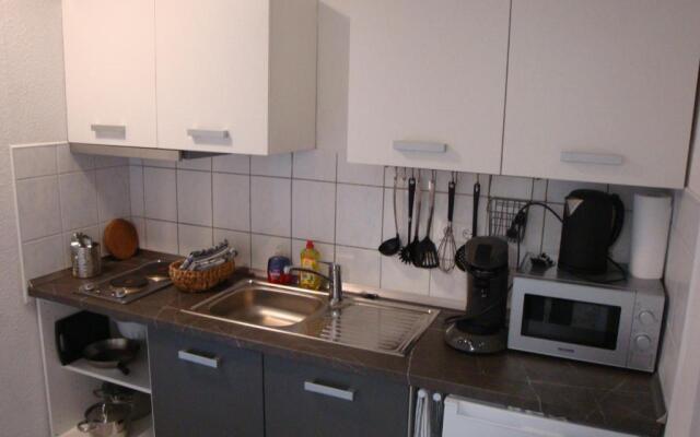 Cenet 1 Zimmer Apartment