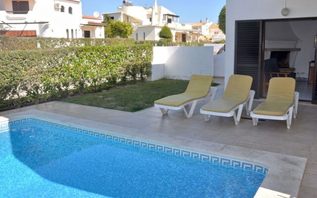 Comfortable Semi-detached in Vilamoura, 5 min From the Centre