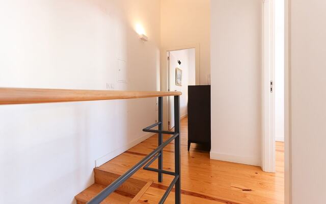 JOIVY Bold & classy 2BR home w/balcony in Baixa, moments from shopping streets