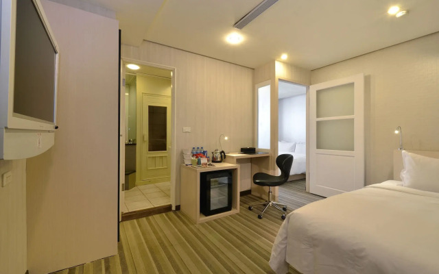 Yomi Hotel - MRT Shuanglian Station