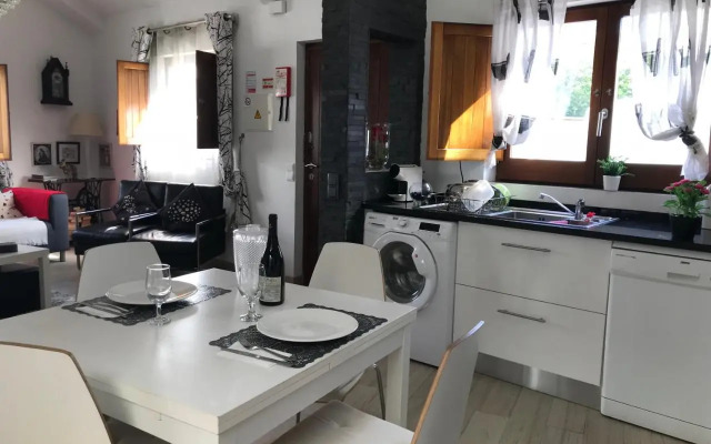 White & Grey House (39721/AL)