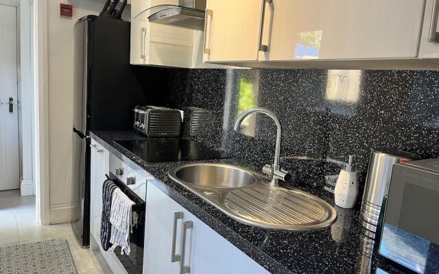 The Mews, With Free Private Parking, Windermere