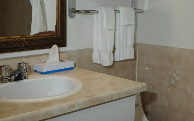 Jolly Roger Inn & Resort