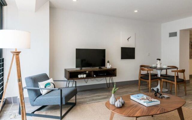 Modern & Spacious 2-Bedroom DTLA