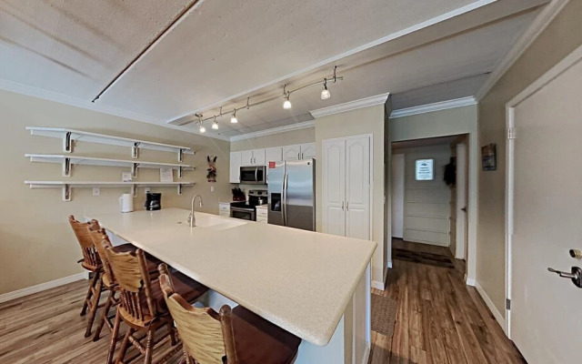 Spacious 3 Bed 3 Bath Condo with 3 Spas and Great View - Just Steps Away from Ski Adventure! by RedAwning