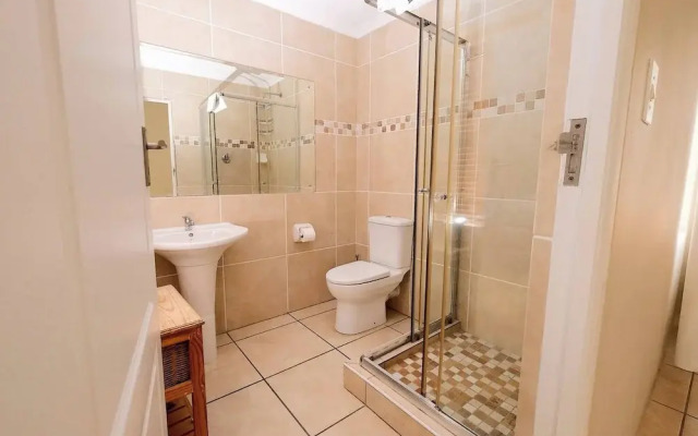 The Pelican - Stunning 3-bedroom Holiday Home in Langebaan