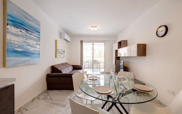 Modern Apartment Steps to St George's Bay