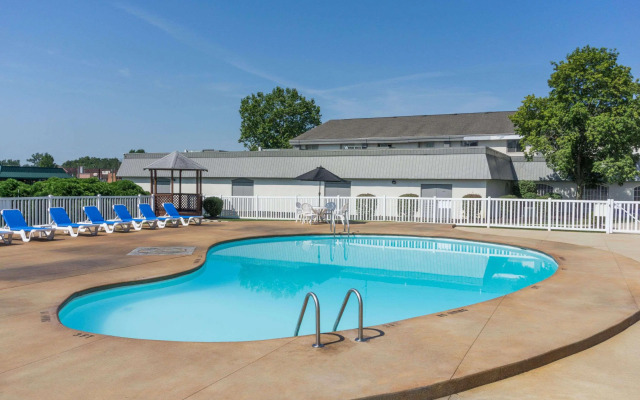 Days Inn & Suites by Wyndham Columbus East Airport