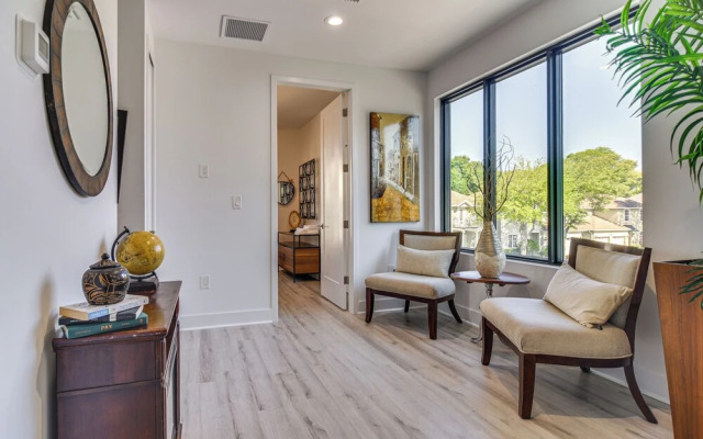 Modern Tampa Townhome Near Midtown WFH Friendly