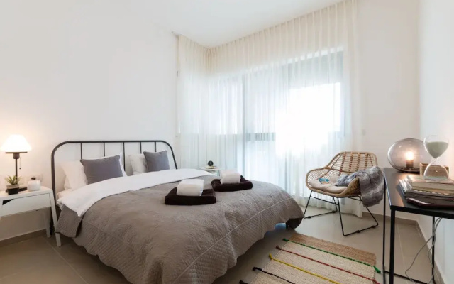 Artsy Modern Bright Apt in Bat Yam