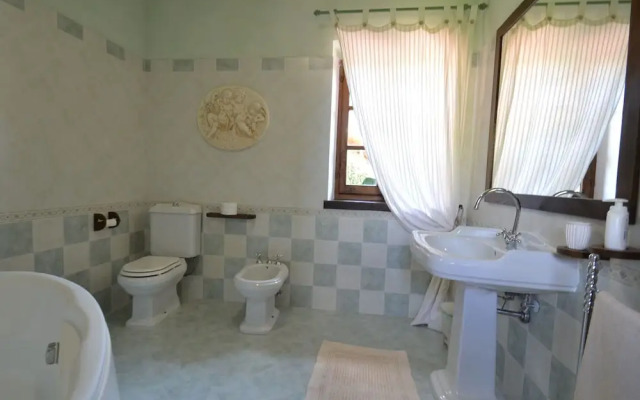 Lovely Farmhouse in Castiglione di Garfagnana with Hot Tub