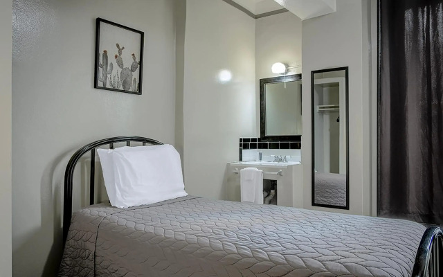 Gardner Hotel & Hostel