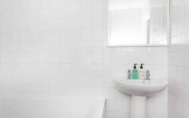Spacious Studio Apartment Soho Square