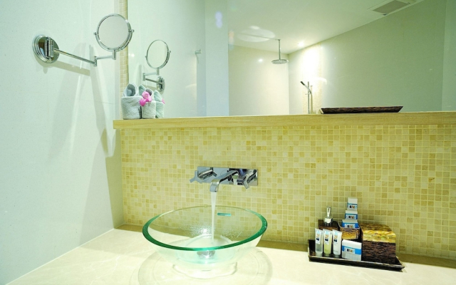 Beachfront Phuket Seaview Suites