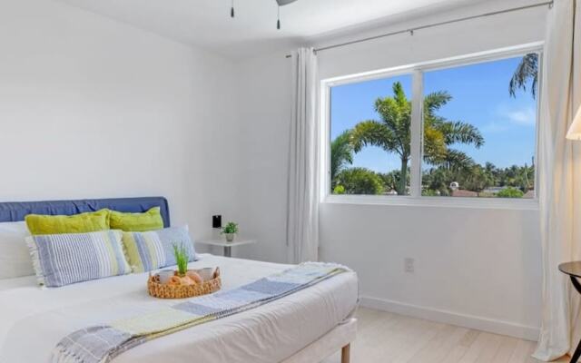 Luxe Lakefront Mansion Waterfront, Pompano Beach