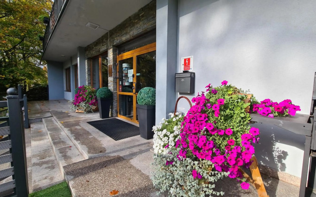 Hotel Rooms & Apartments POLARIS