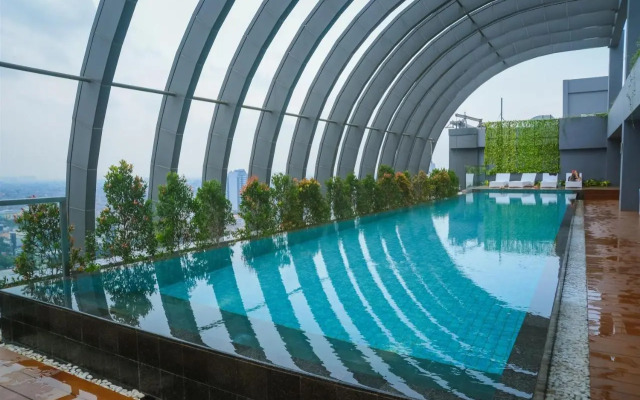 Modern Elegant Design 2BR L'Avenue Apartment By Travelio