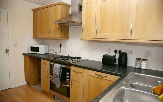 8 Guests - 4 Bedrooms - Parking - Garden