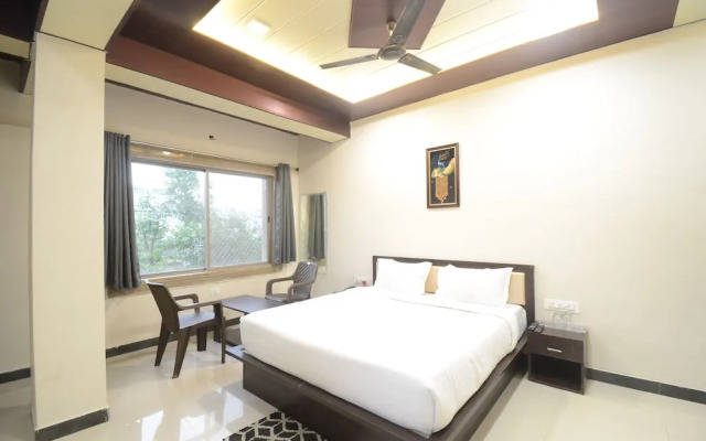 Hotel Shri Dhwaja Inn