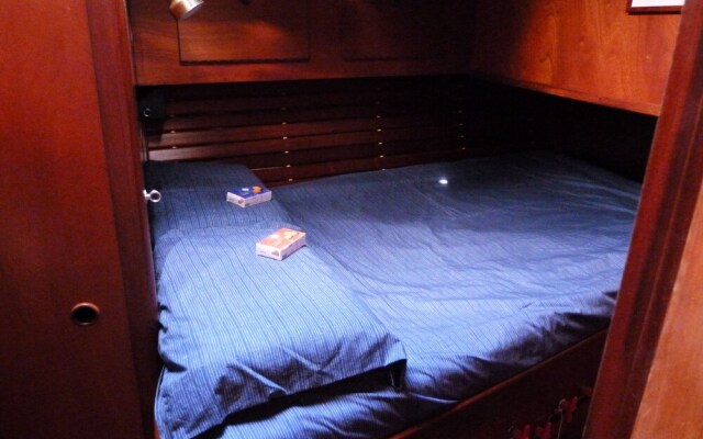 Nuit sur un voilier au Bono