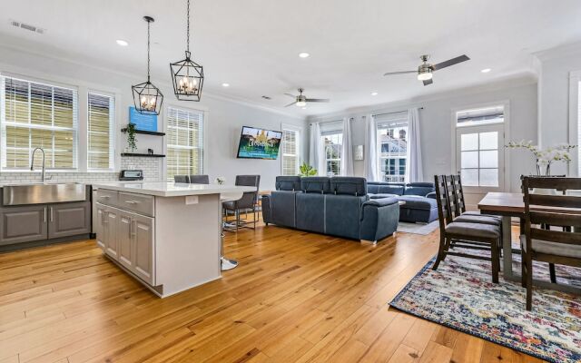 Chic 4 BR Condo - Large Pool - Perfect Location