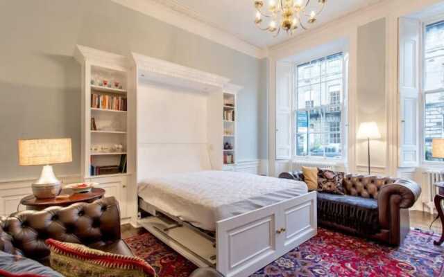 Converted Flat in Historic Building in Desirable New Town